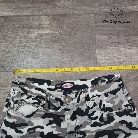 Zoey Beth Camoflage Jeans Size L - Picture 3 of 6